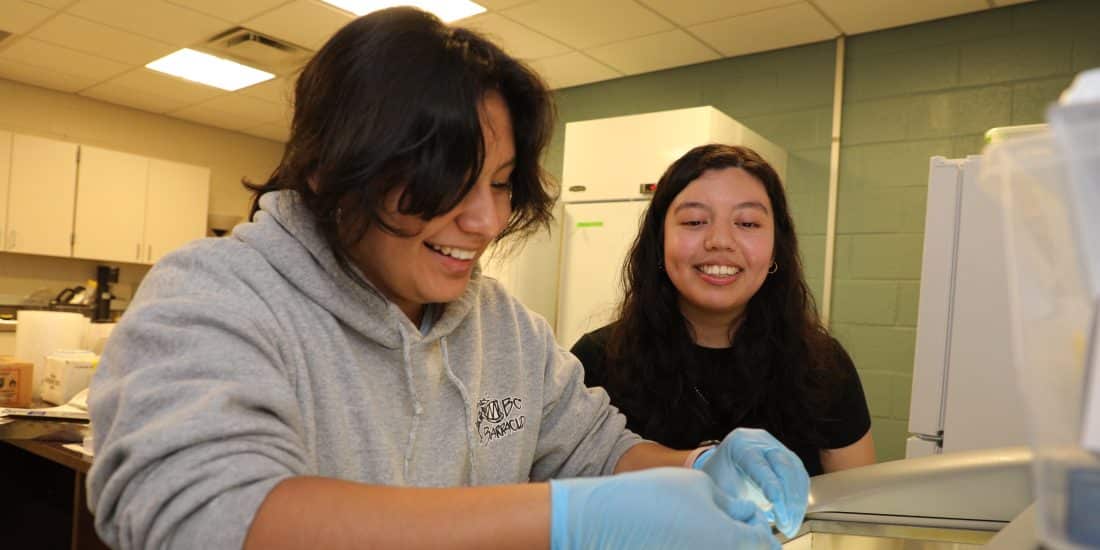 Tanya Sancen ‘24 instructs high schooler Rashelle Guzman on a cryostat machine during a Pathways to Science session exploring her SURF research.
